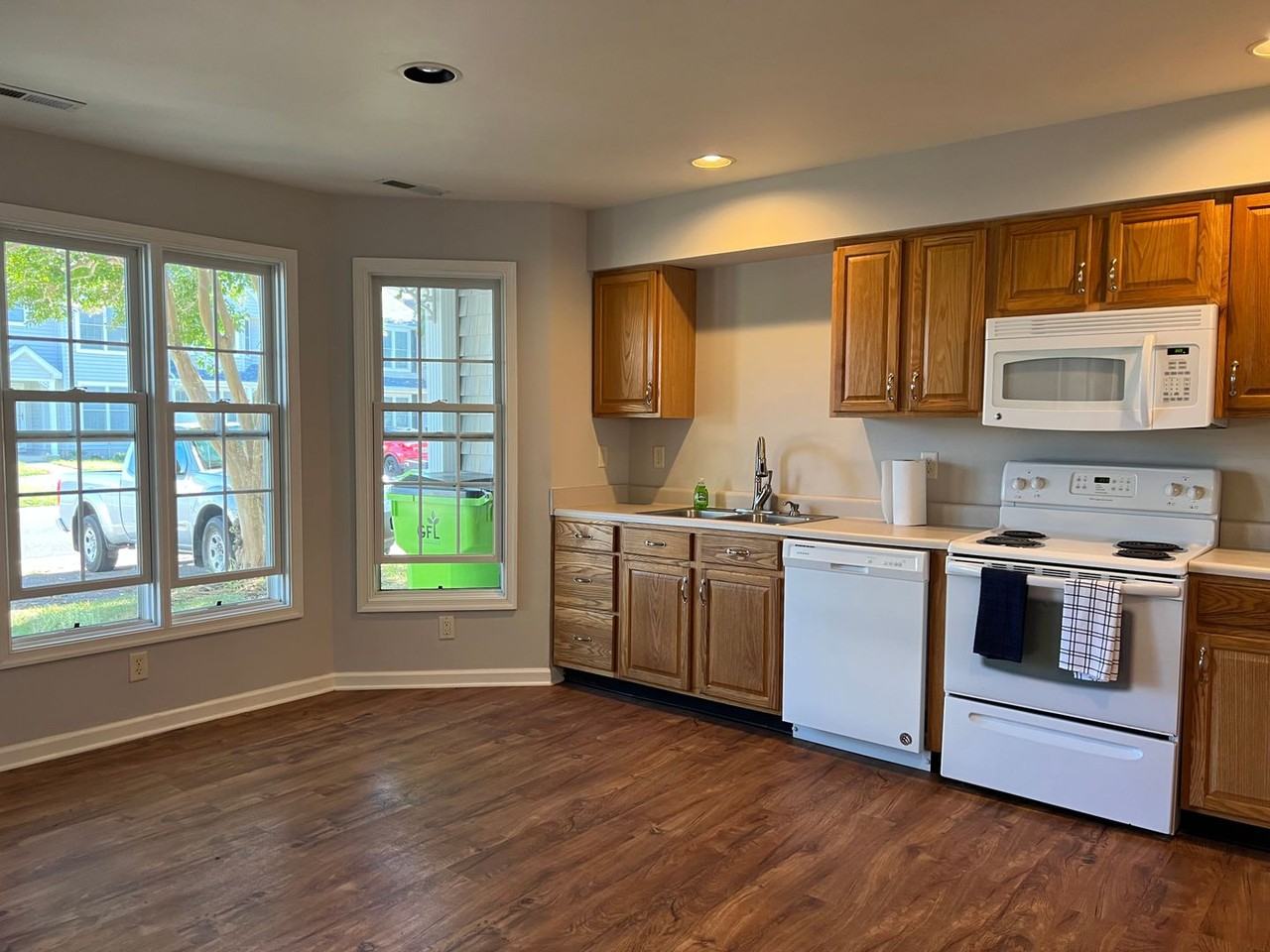 406 S Spinnaker Ln - Photo 3 of 18