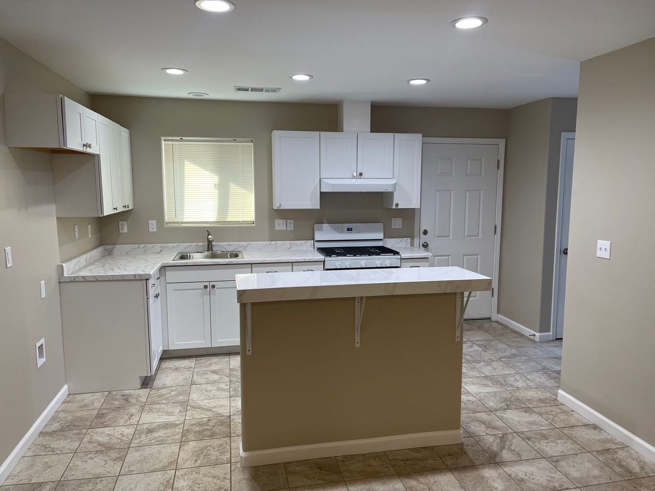 354 1/2 S G St - Photo 4 of 14