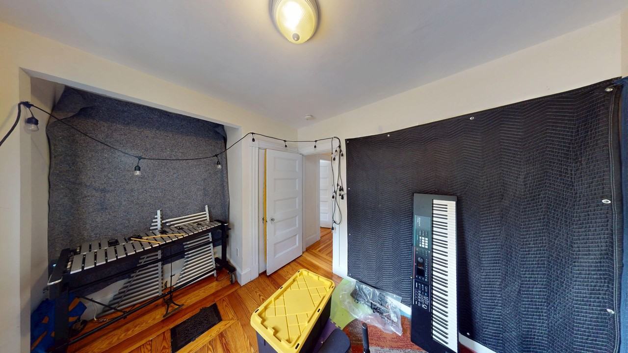 1 Woodstock Ave - Photo 7 of 20