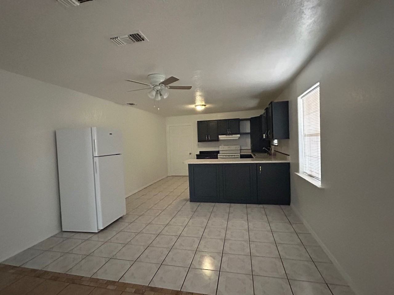 2105 W Juniper St - Photo 4 of 11