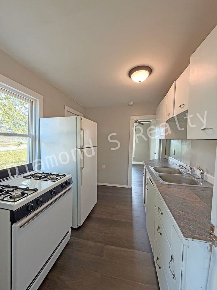 2052 N Taylor Ave - Photo 4 of 7