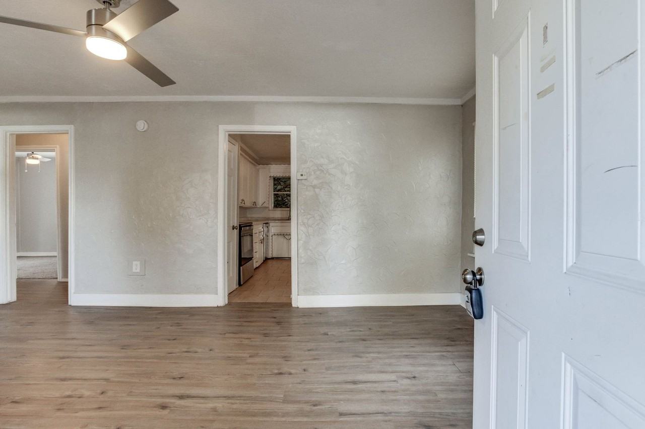 506 East Curtis Drive - Photo 3 of 25