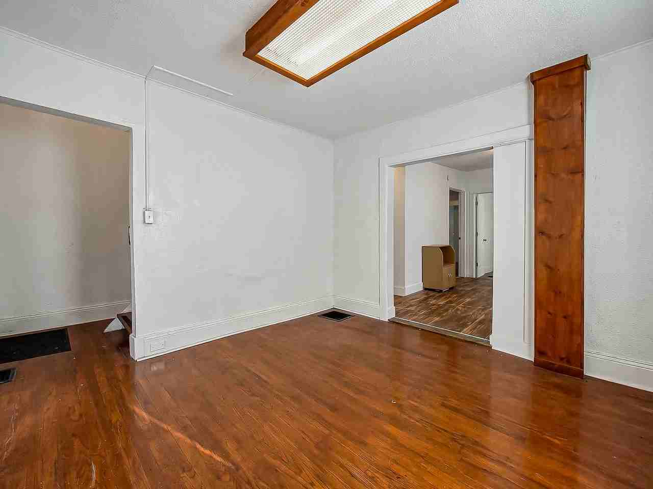 312 Ballard Street - Photo 5 of 26