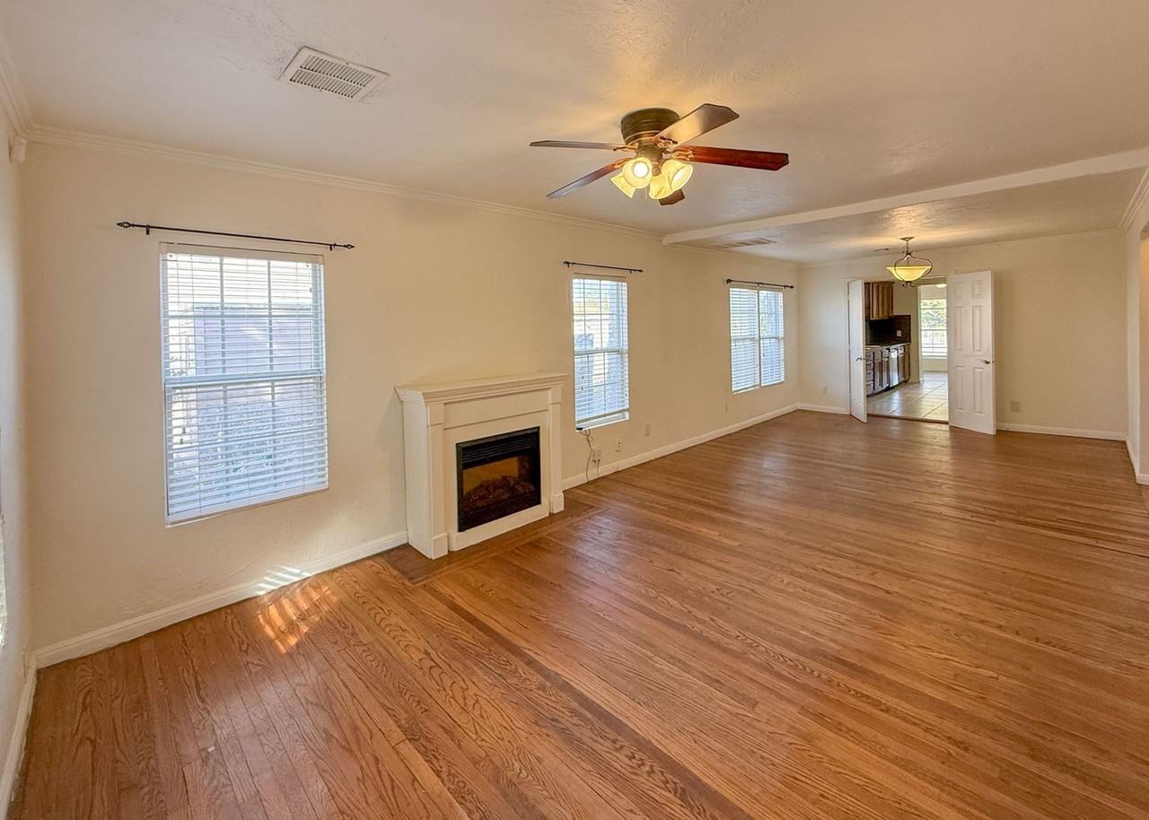 2341 Nw 37th St - Photo 3 of 34