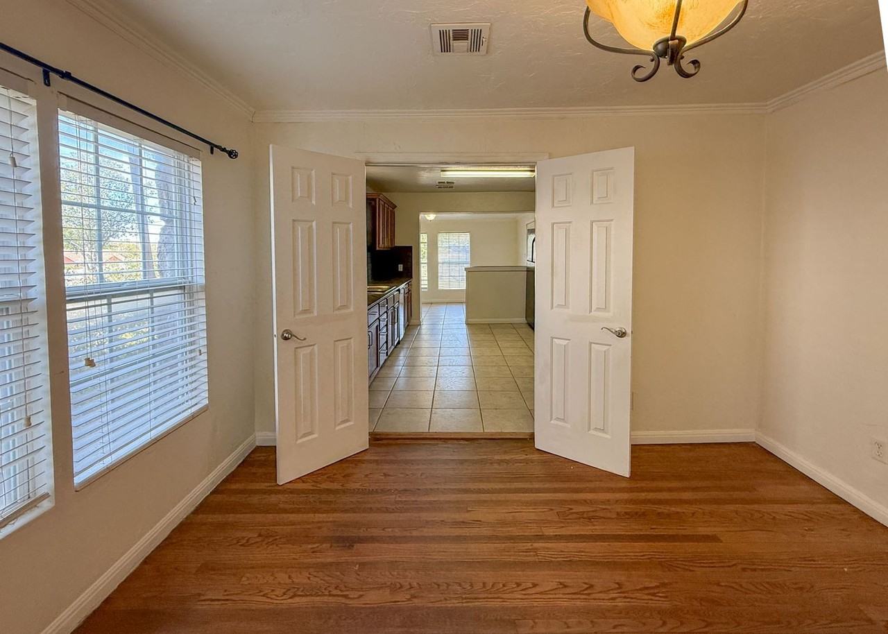 2341 Nw 37th St - Photo 5 of 34