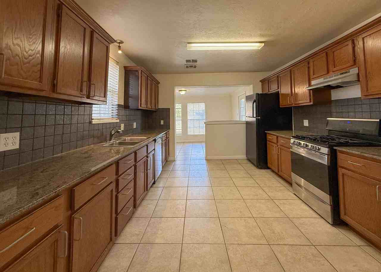 2341 Nw 37th St - Photo 6 of 34