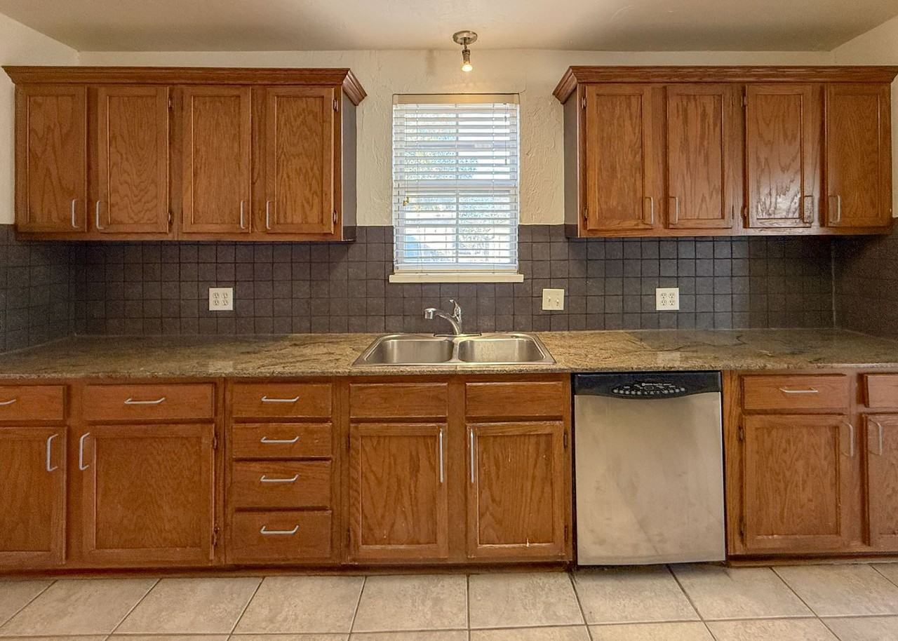 2341 Nw 37th St - Photo 7 of 34