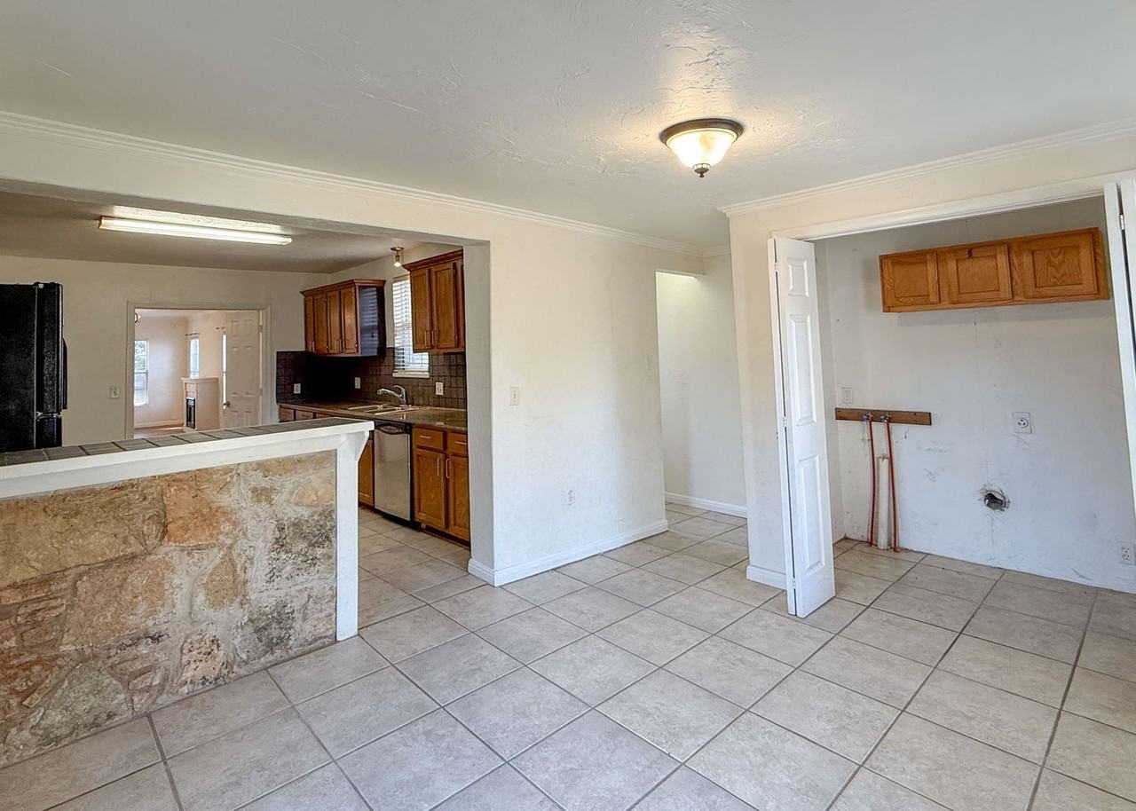2341 Nw 37th St - Photo 7 of 33