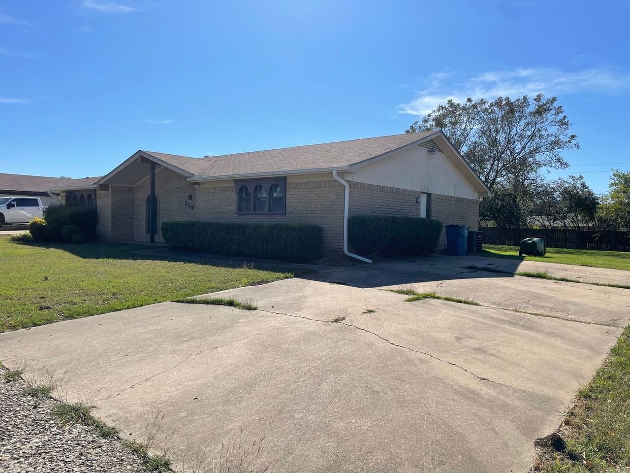 229 Travis Ln - Photo 2 of 25