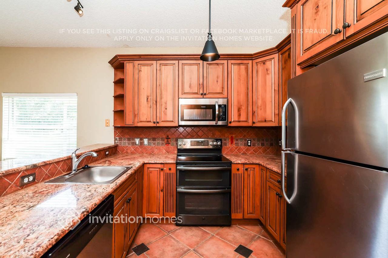 6432 Lansdowne Cir - Photo 7 of 17