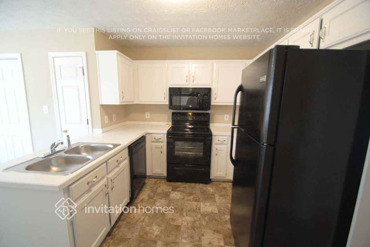 1515 Summit Chase Dr - Photo 3 of 12