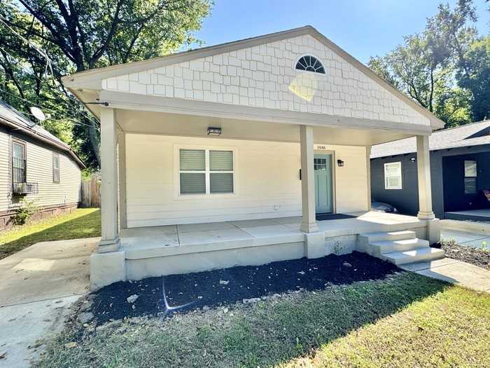 1046 Tanglewood St - Photo 2 of 21