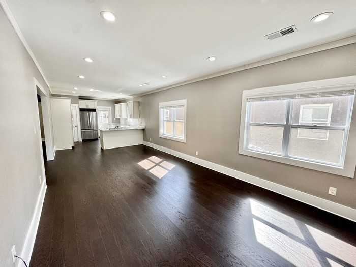 1046 Tanglewood St - Photo 4 of 21