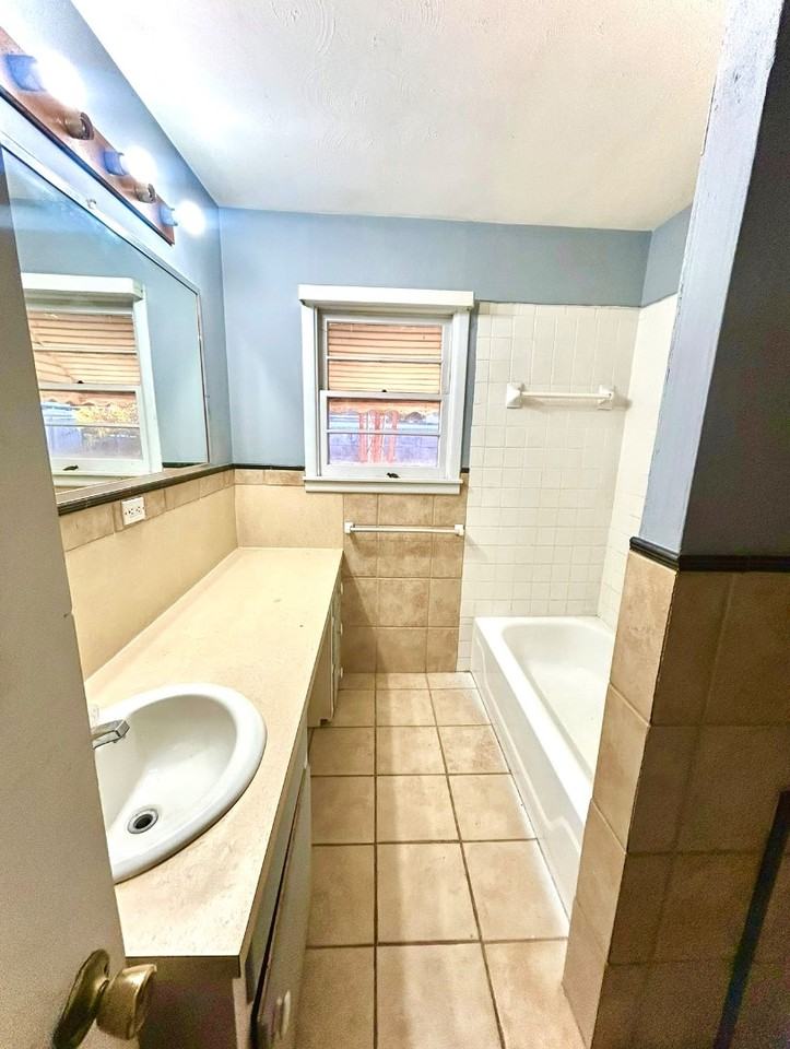 1901 42nd St - Photo 5 of 20