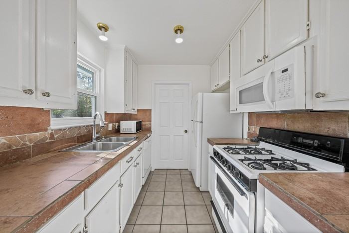 3007 Steck Ave - Photo 4 of 14