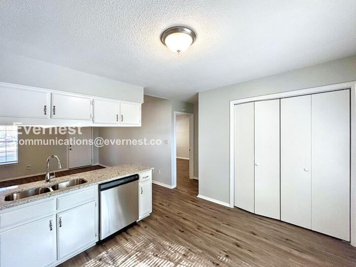 5949 Shannon Dr - Photo 4 of 21