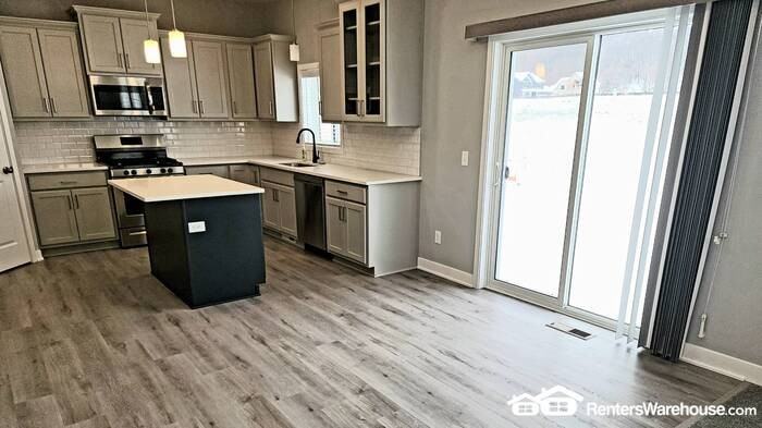 7648 Waters Edge Ave - Photo 3 of 21