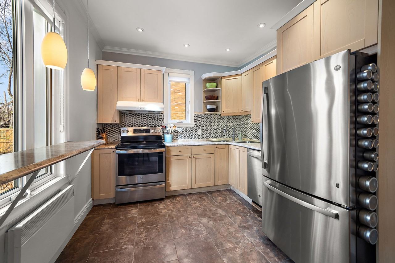 2070 Rue Connaught - Photo 2 of 12