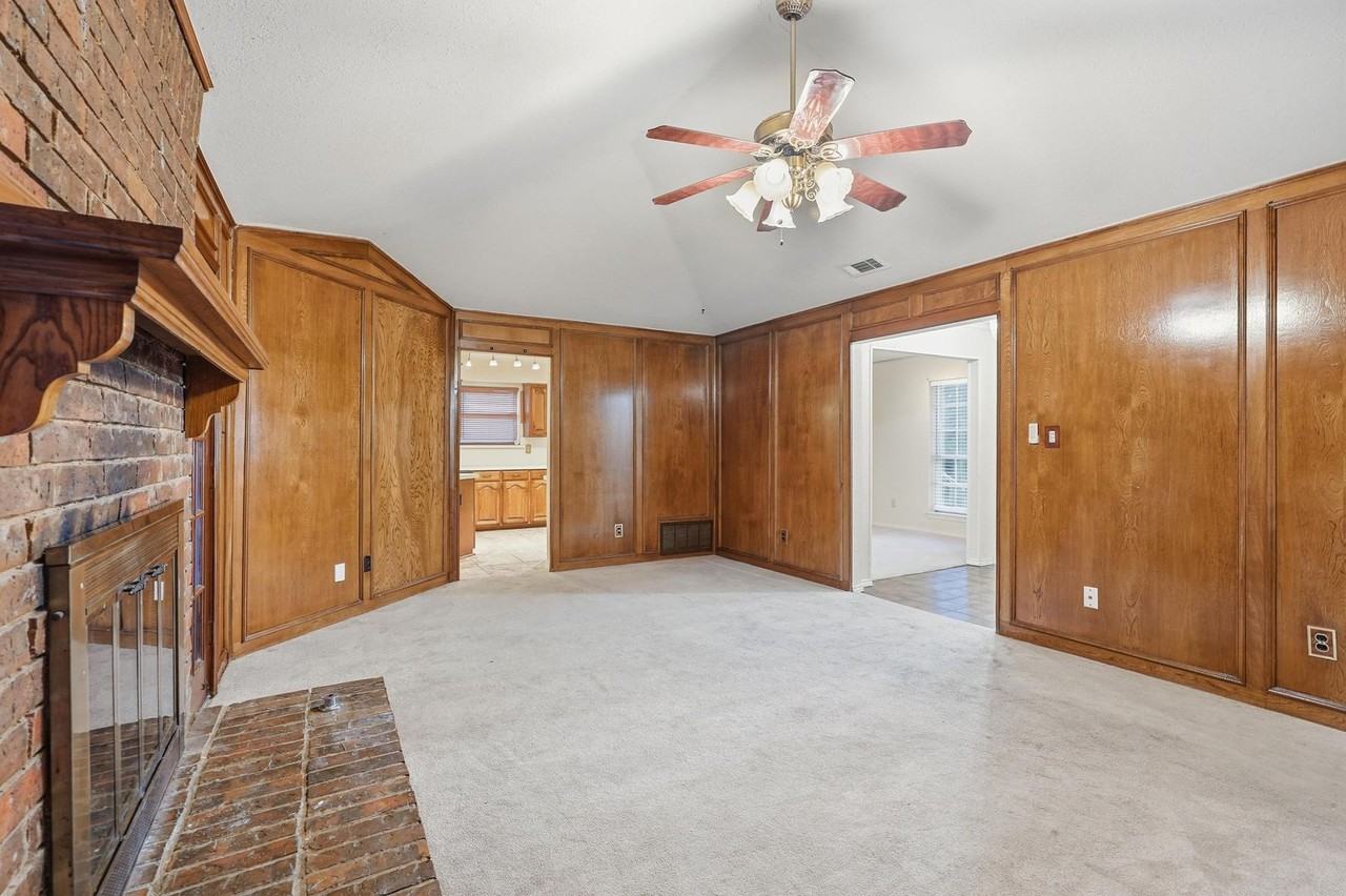 1412 Woodcreek Dr - Photo 4 of 23