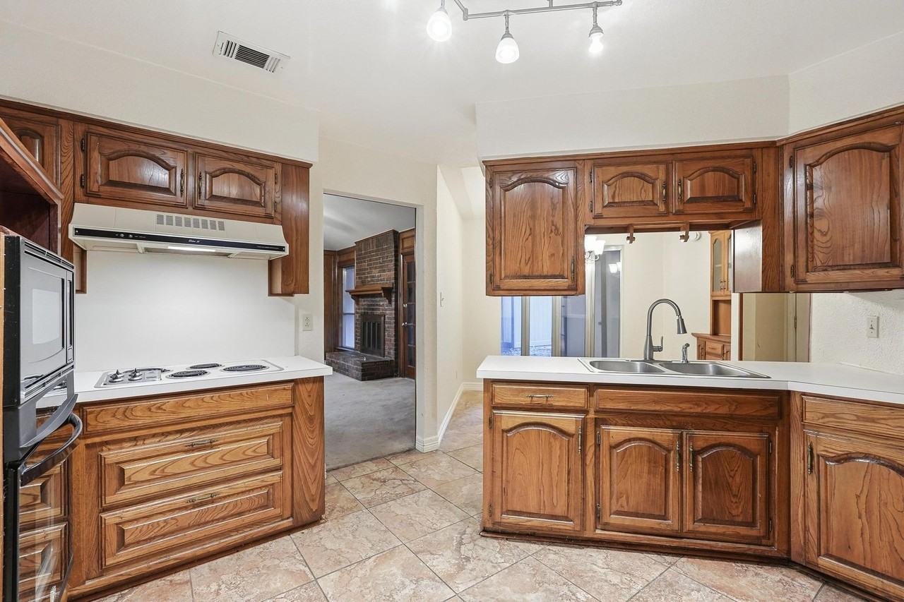 1412 Woodcreek Dr - Photo 5 of 23