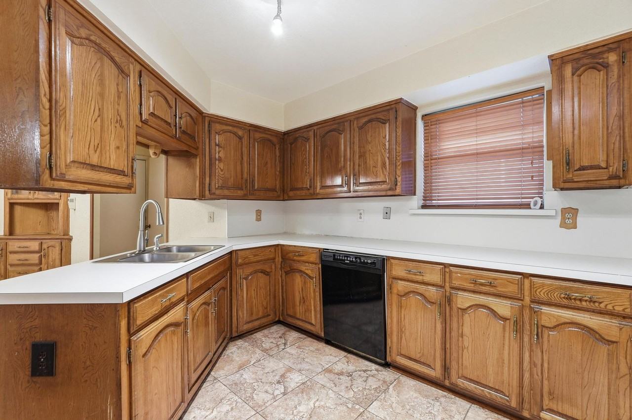 1412 Woodcreek Dr - Photo 6 of 23