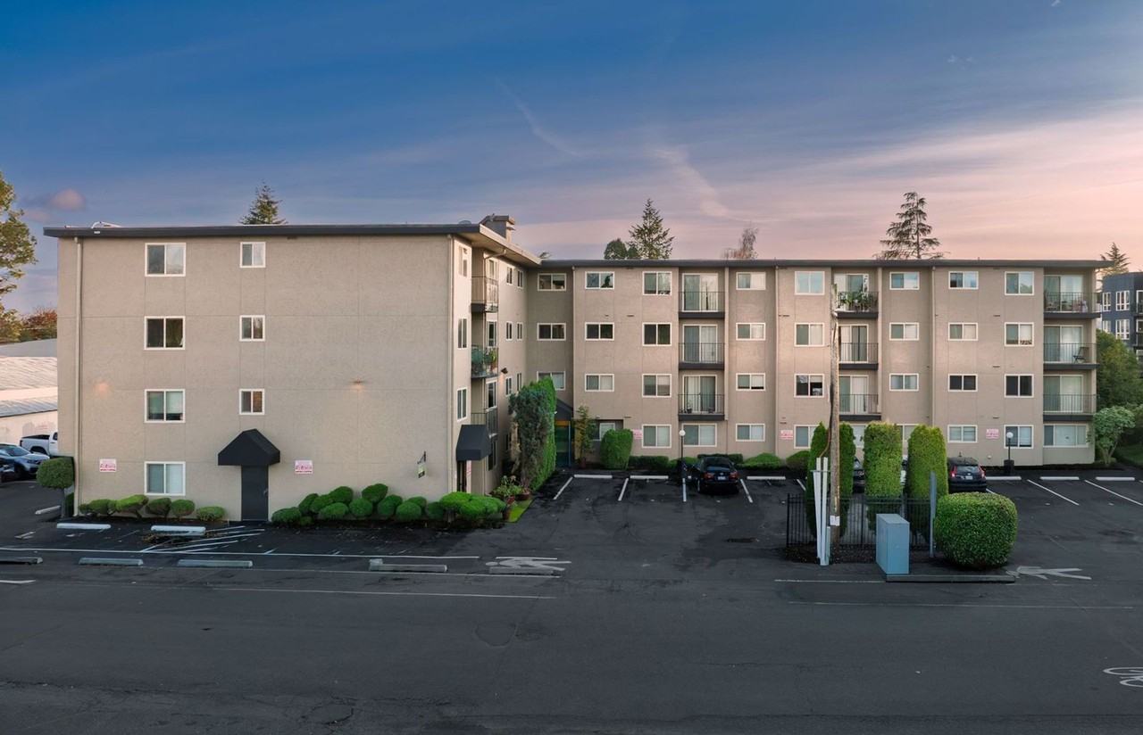 Imperial Crown Manor - Photo 4 of 13