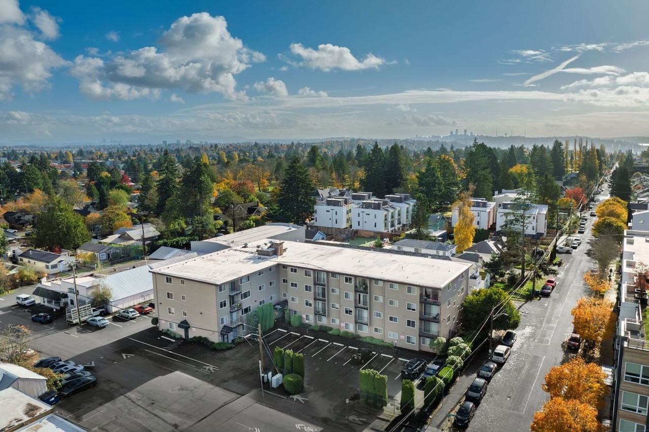 Imperial Crown Manor - Photo 6 of 13