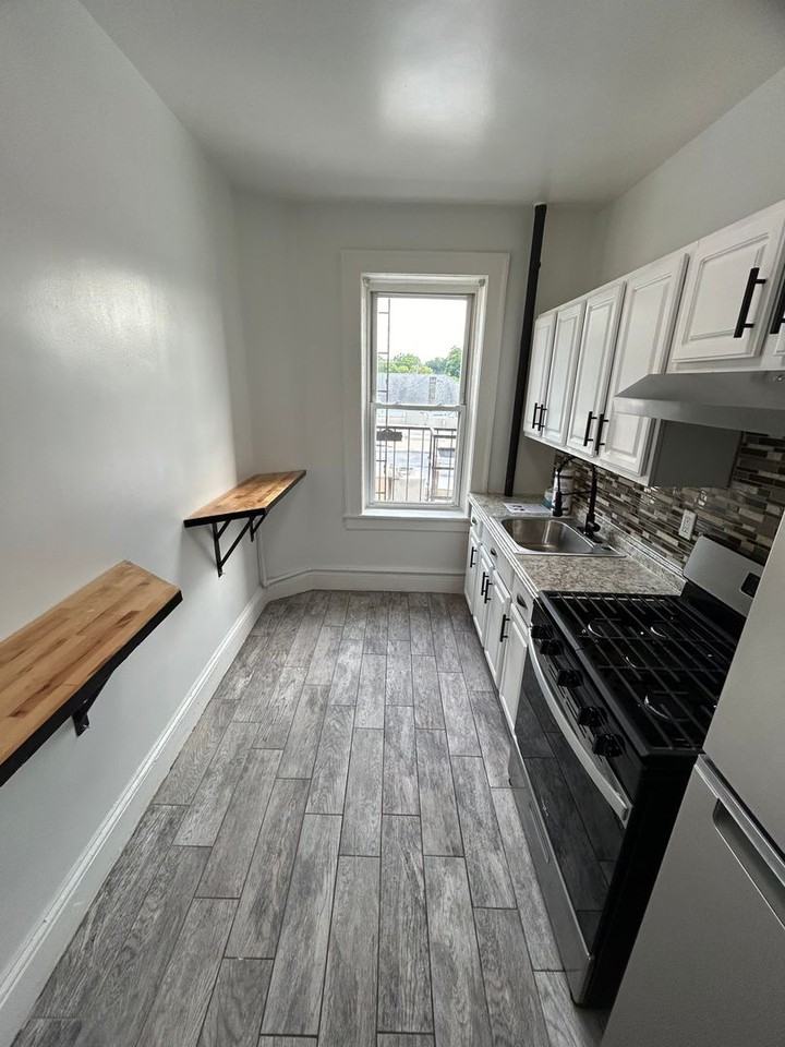 300 Elm Place - Photo 2 of 18