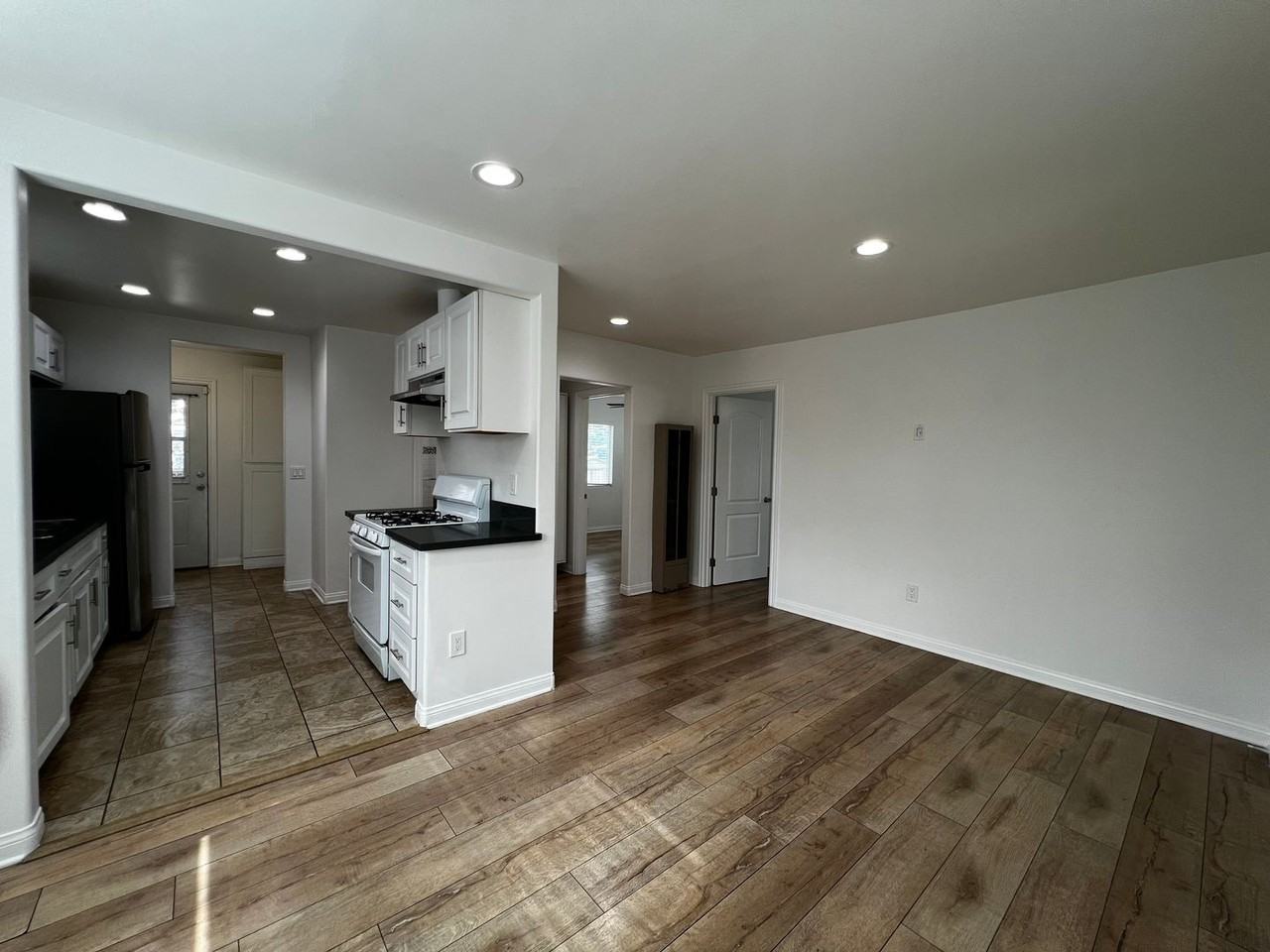 6321 Canobie Ave - Photo 6 of 22