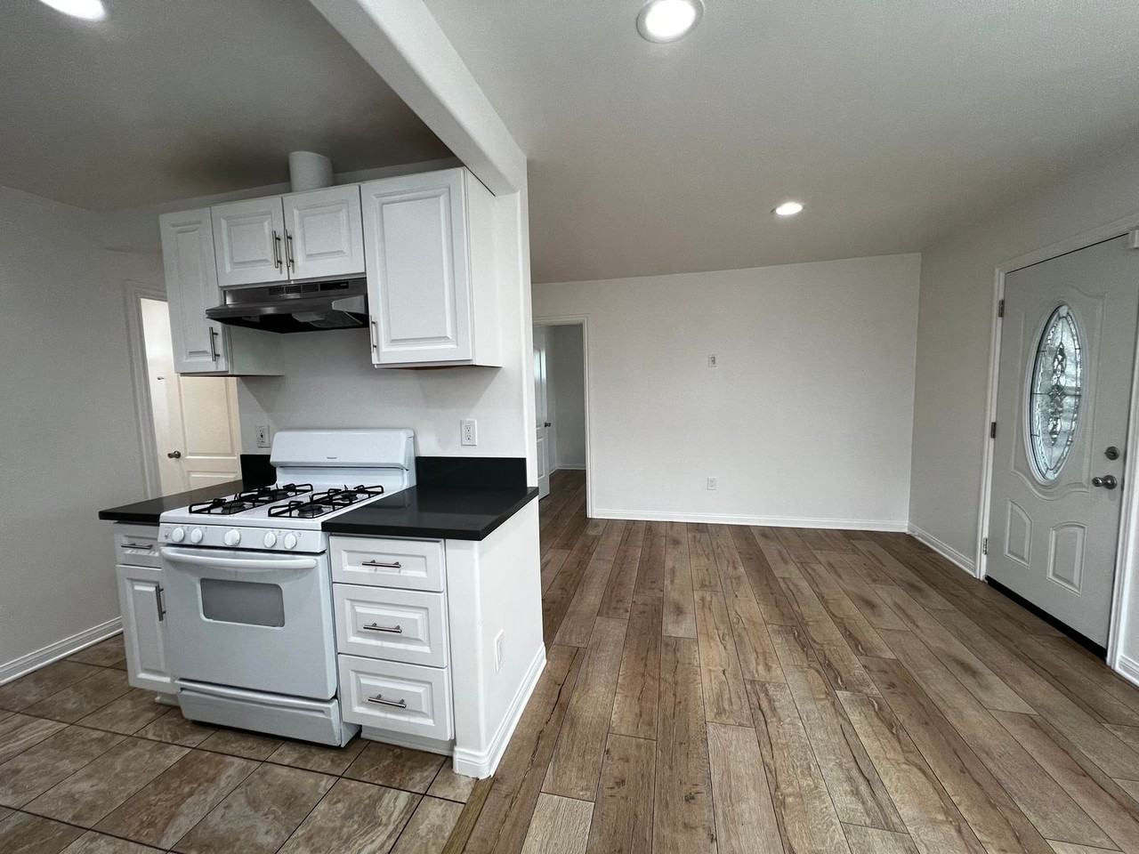 6321 Canobie Ave - Photo 7 of 22