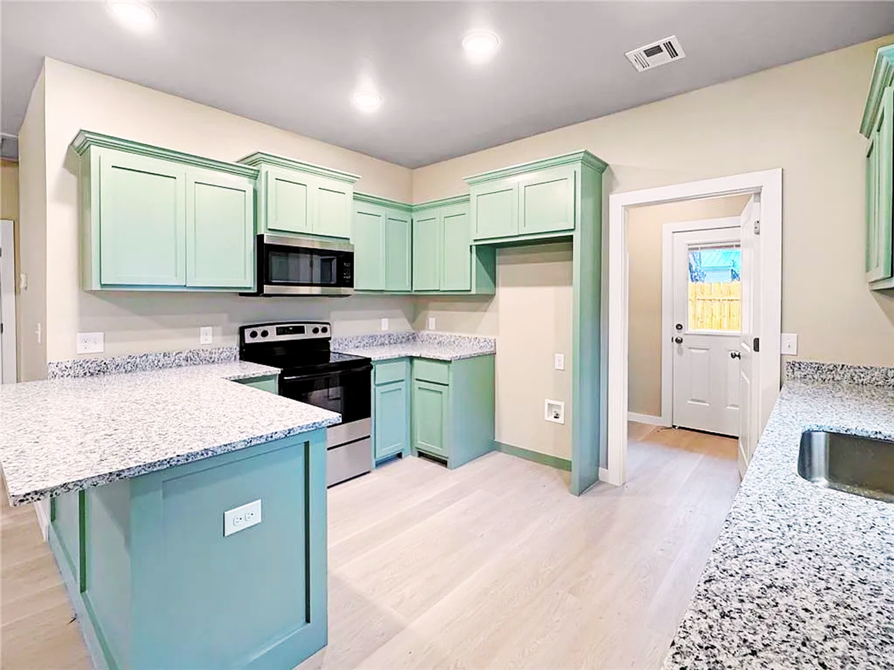 412 N Bickford Ave - Photo 2 of 17