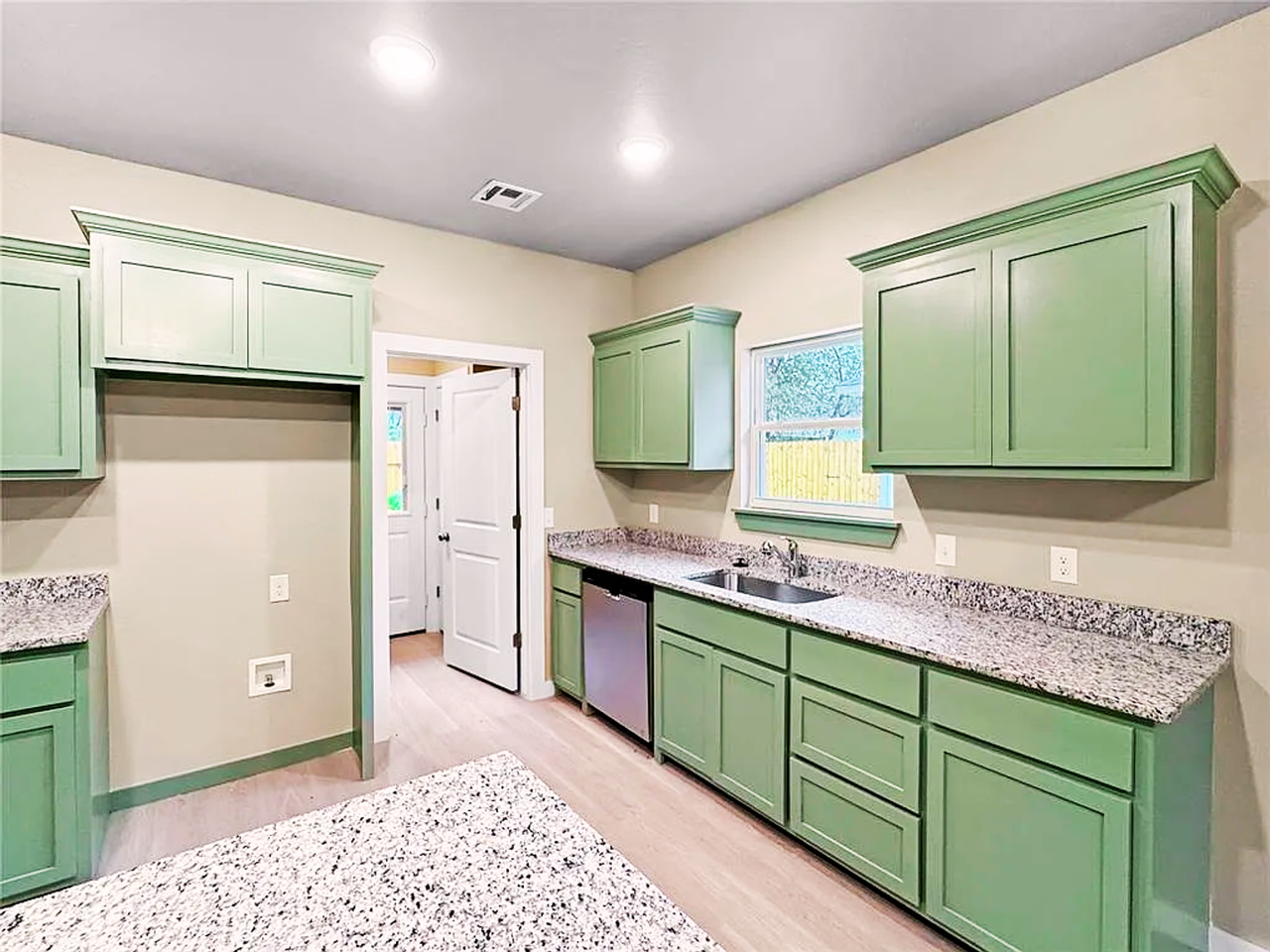 412 N Bickford Ave - Photo 3 of 17