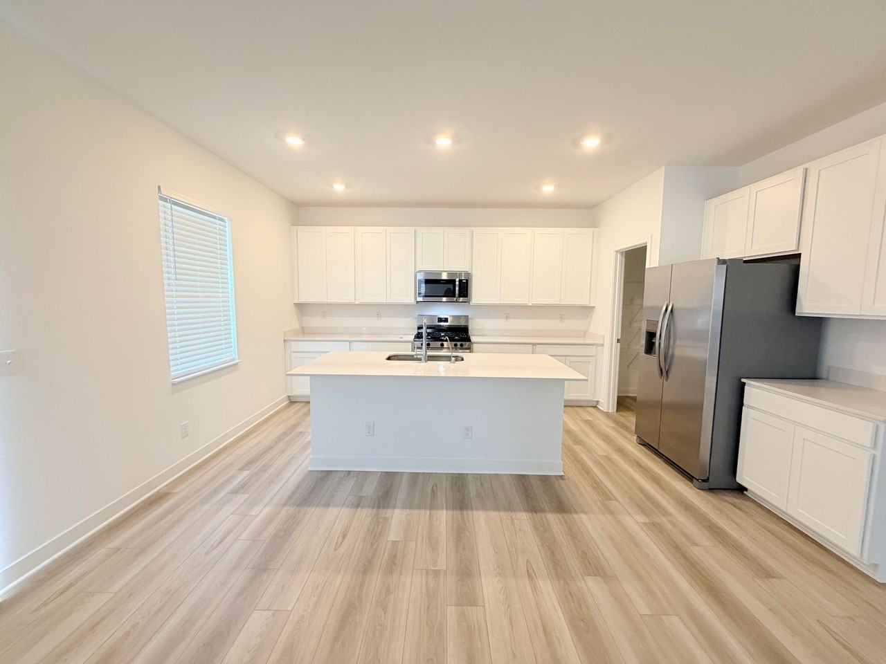 1041 Sunderland Drive - Photo 6 of 41