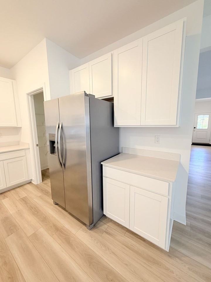 1041 Sunderland Drive - Photo 7 of 41