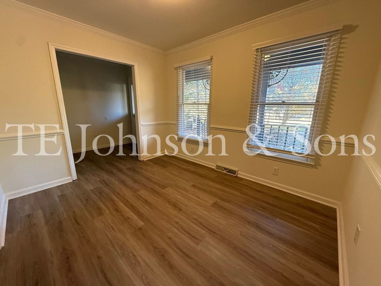 2352 Silas Creek Parkway - Photo 6 of 47