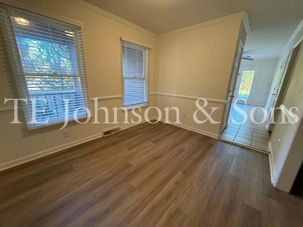 2352 Silas Creek Parkway - Photo 7 of 47