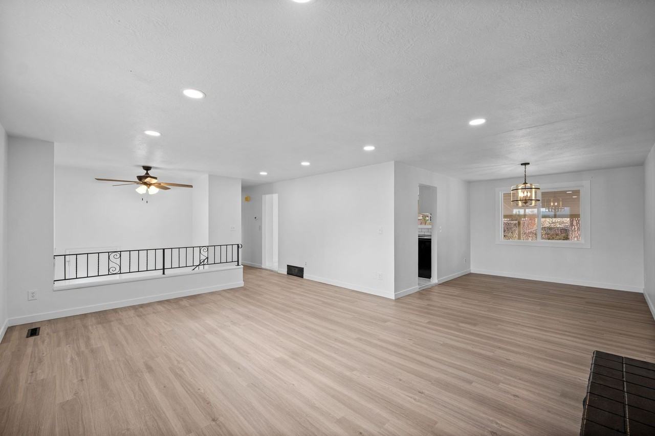 12805 E 25th Ave - Photo 4 of 40