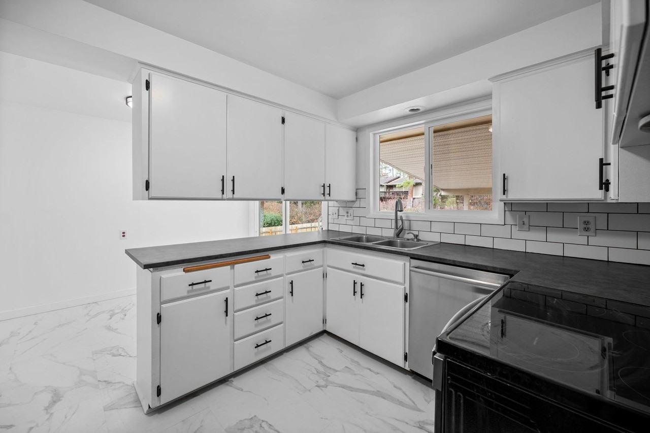 12805 E 25th Ave - Photo 6 of 40