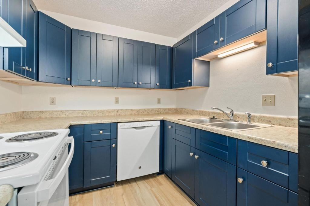 906 Hersinger Pl - Photo 2 of 12