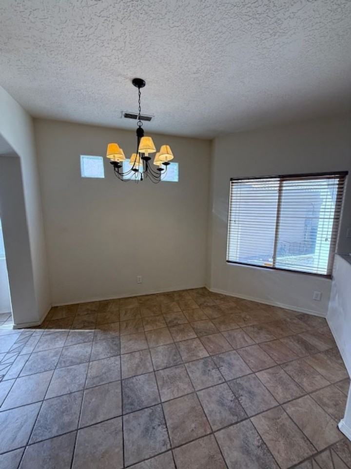 8708 Palomar Ave Ne - Photo 3 of 18