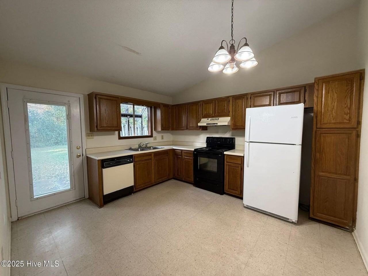 710 Pinewood Dr - Photo 2 of 10