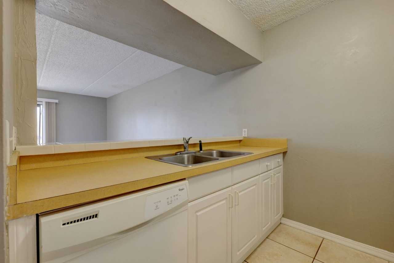 400 1st St S #F - Photo 4 of 19