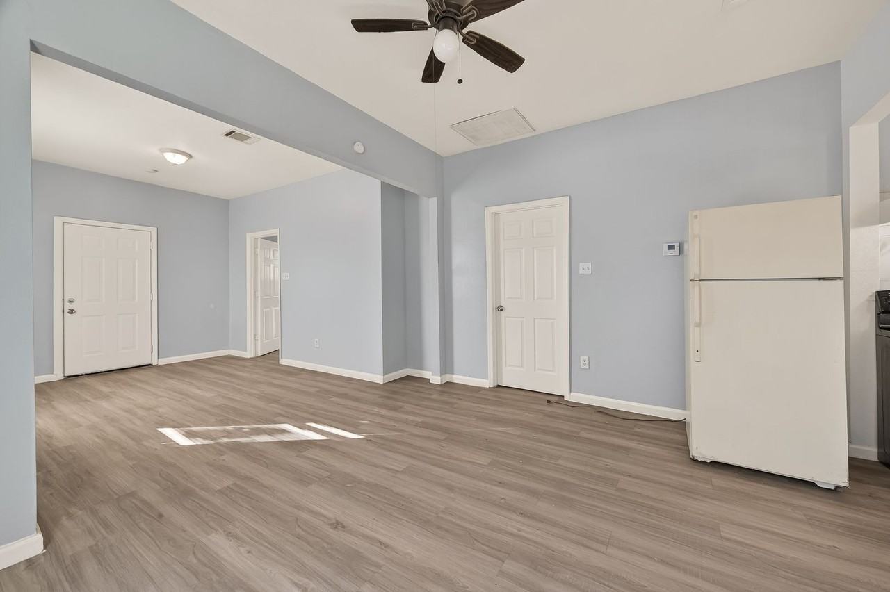 8211 Parnell St - Photo 3 of 22