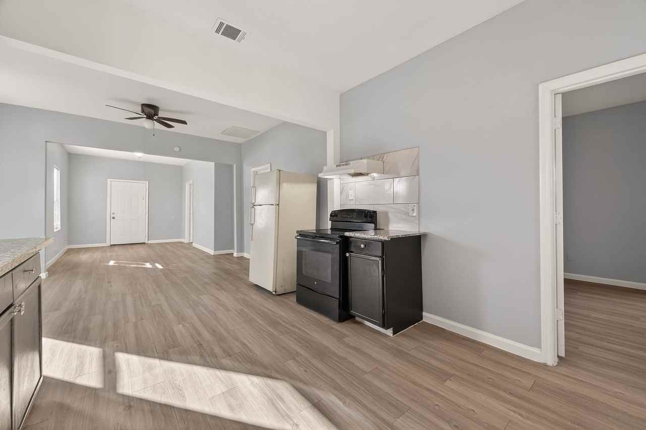 8211 Parnell St - Photo 5 of 22