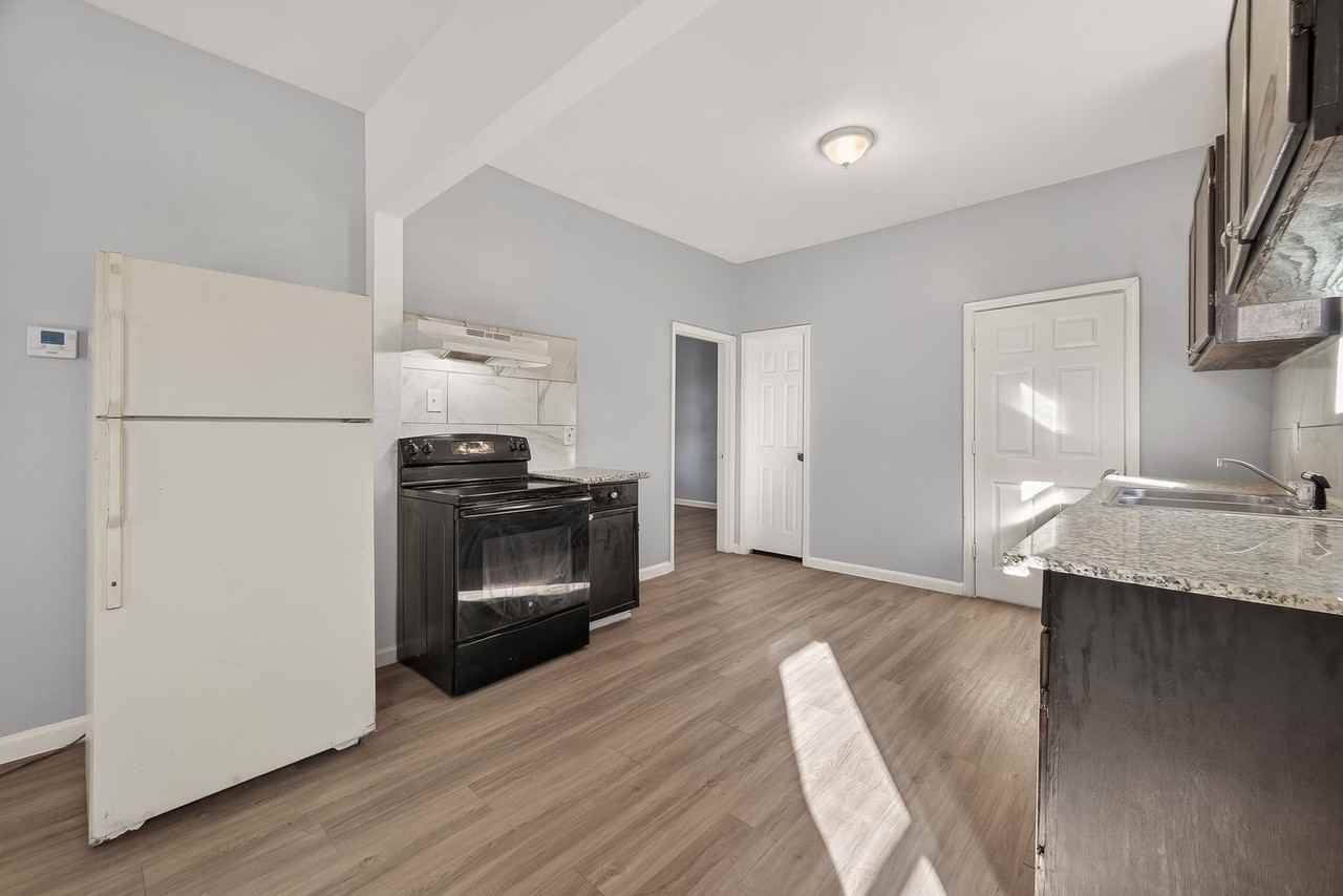 8211 Parnell St - Photo 6 of 22