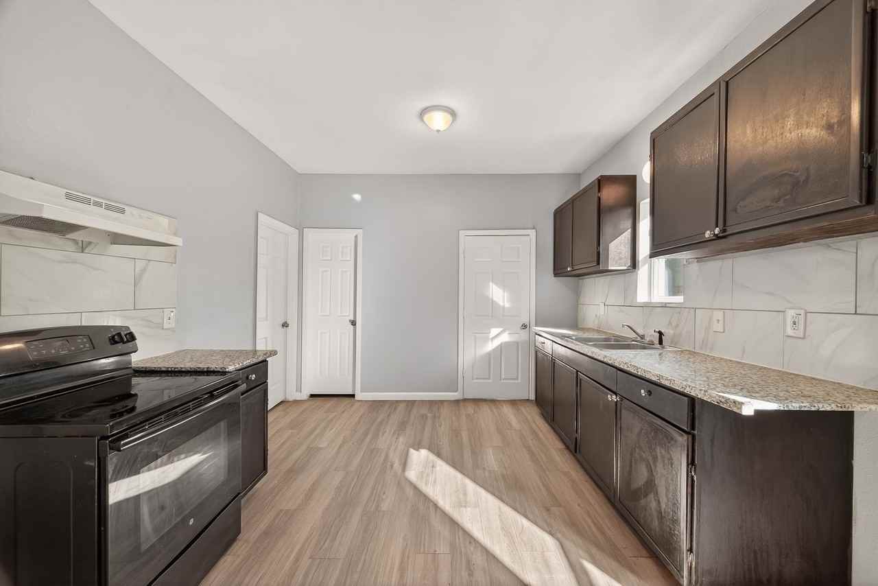 8211 Parnell St - Photo 7 of 22