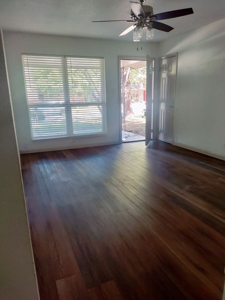 604 Driftwood Trl - Photo 2 of 4