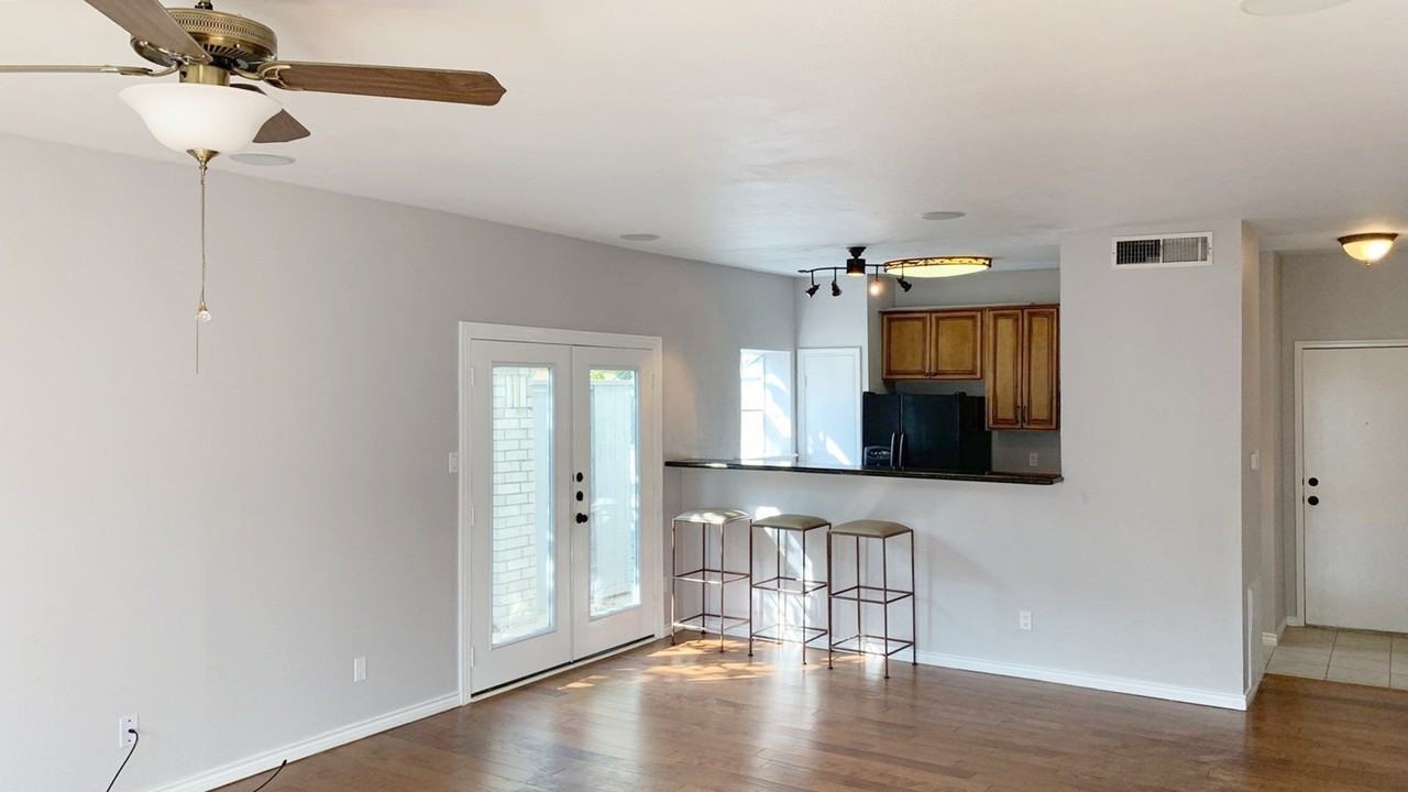 538 Wilcrest Dr - Photo 5 of 20