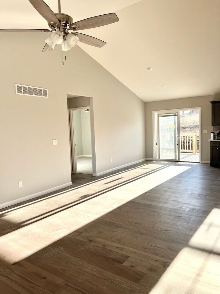 1018 Lakeway Drive - 1018 Lakeway Dr. - Photo 2 of 11