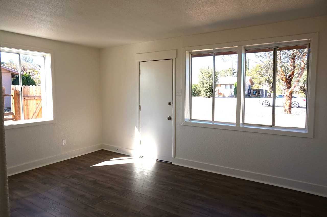 557 Graham Ave - Photo 2 of 11